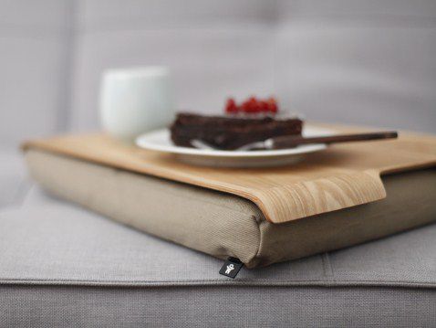 Bosign laptray nature met houten bovenblad op de bak met koffie en taart