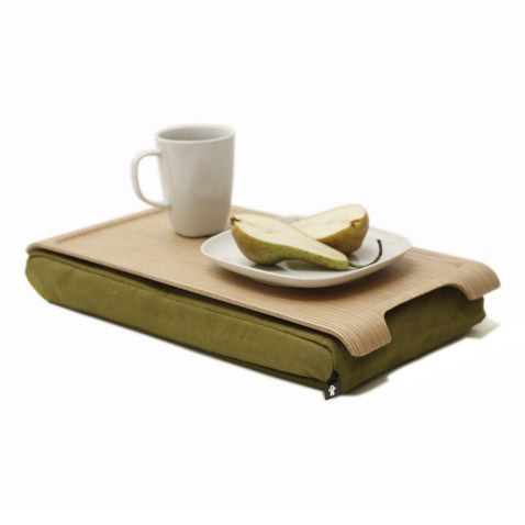 Mini laptray met olijfgroen schootkussen en licht houten blad met koffie en een bordje met een peer