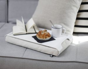Mini Laptray Whitewash op de bank met notitieboekje en koffie met lekkers