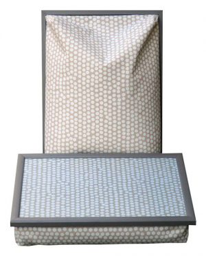 Dienblad met kussen geheel uitgevoerd in taupe met witte stippen en taupe houten frame