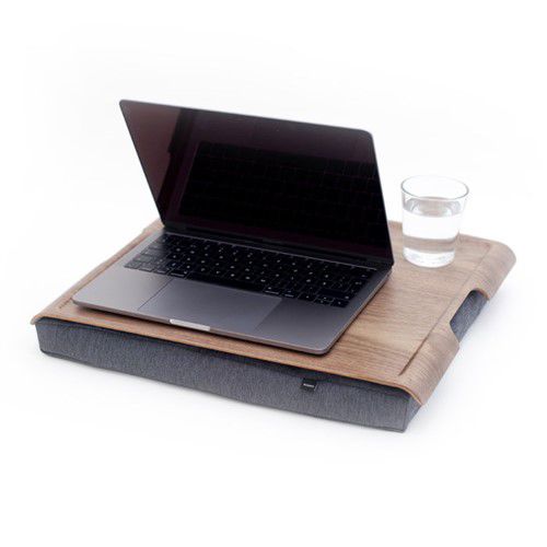 Antislip laptray met walnoot houten blad met laptop en glas water