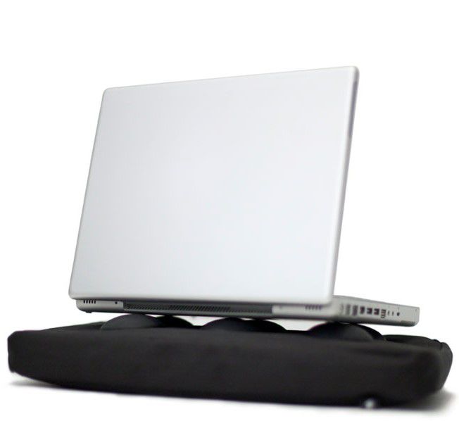 Laptop staat op warmte-afvoerende doppen van Bosign laptopkussen
